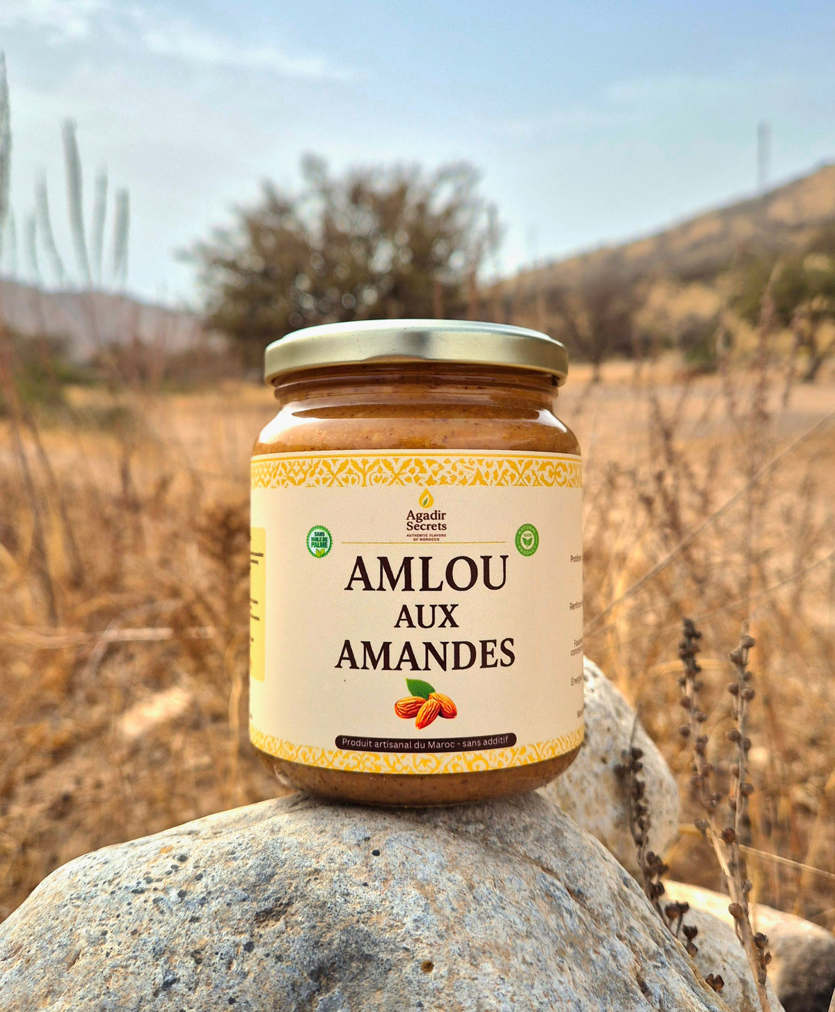 Un pot d'amlou aux amlou naturel de chez la marque agadir secrets mit au dessous d'une pierre dans la region d'agadir.